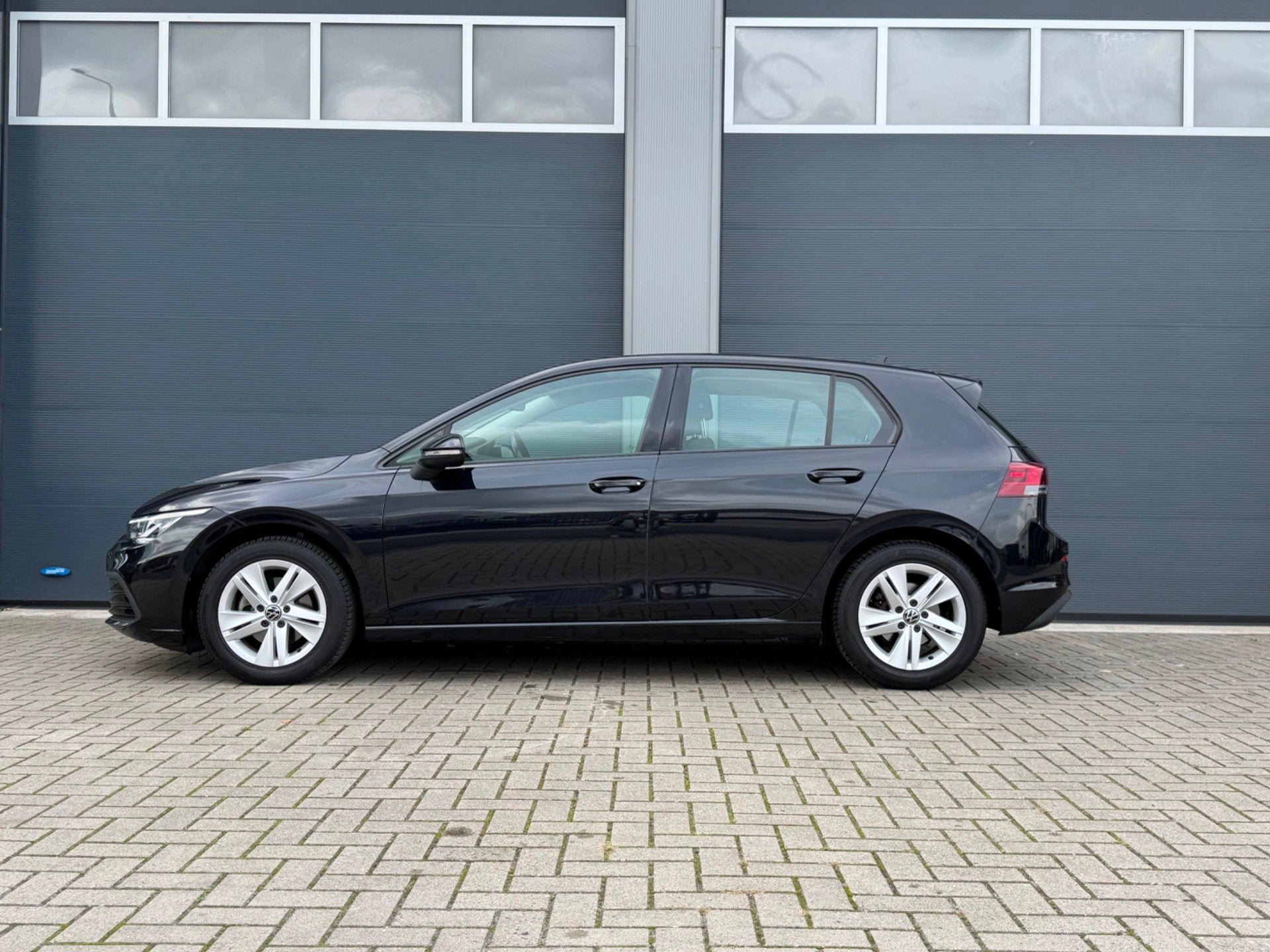 Volkswagen Golf 1.0 eTSI Life|DSG|CarPlay|Airco, Auto's, Dealer onderhouden, Stof, Gebruikt, Zwart