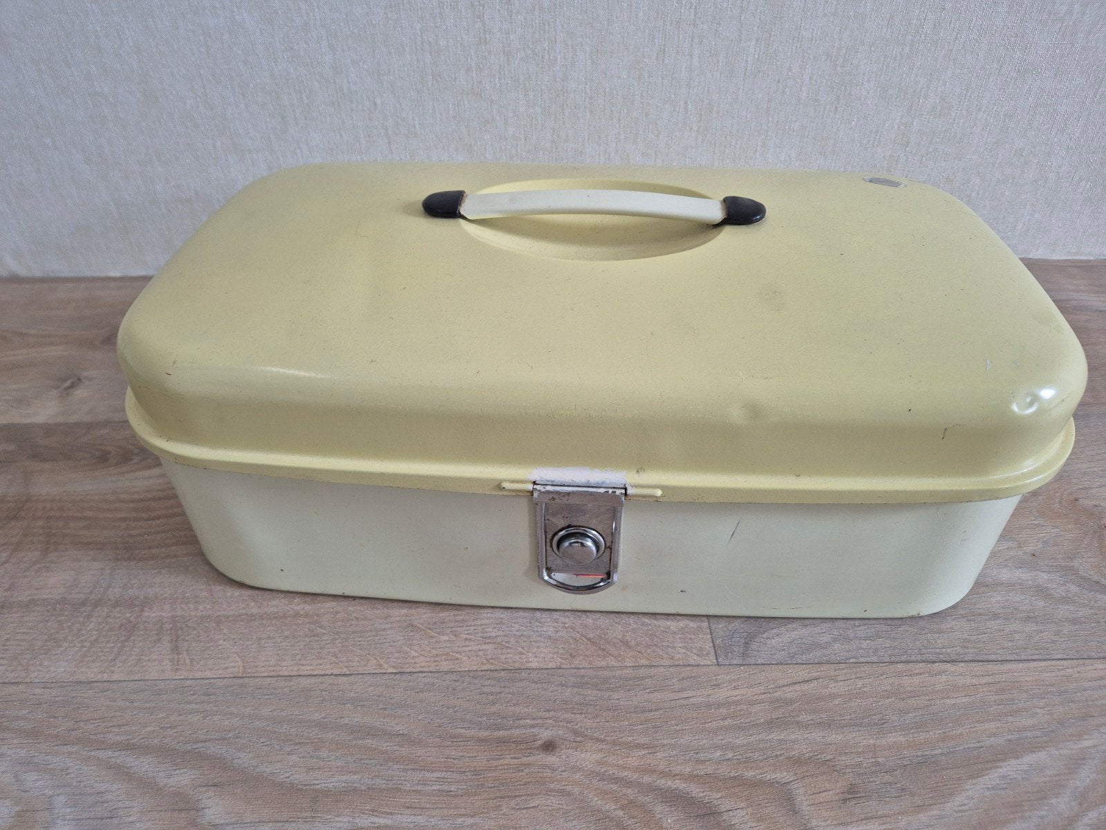 Vintage Gele Metalen Broodtrommel met Handvat, Ophalen