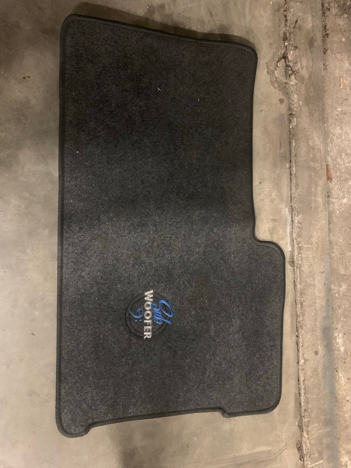 Originele Volvo V70/XC70 P2 Subwoofer met mat en beugel, Ophalen, Gebruikt