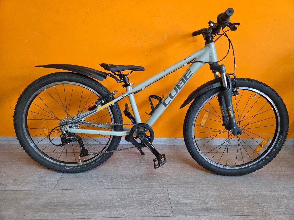 Cube 240 Acid Race 24 inch, Ophalen, Gebruikt, Aluminium, 24 inch of meer
