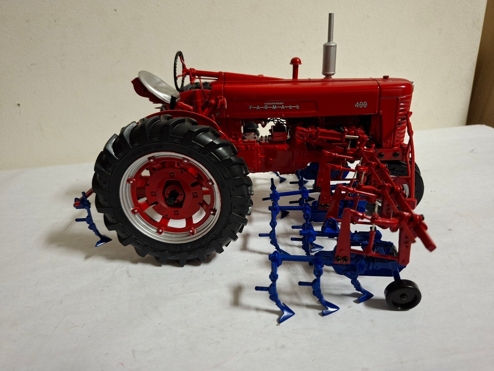 Farmall 400 met cultivator.  Ertl schaal 16., Ophalen of Verzenden, Nieuw, Groter dan 1:32, Overige merken