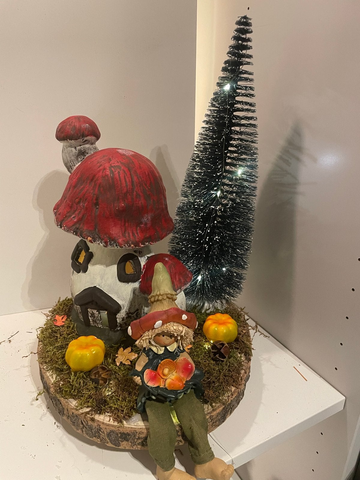 Sprookjesachtige paddenstoel decoratie met kabouter, Hout, Meerkleurig, Overige stijlen, Ophalen of Verzenden