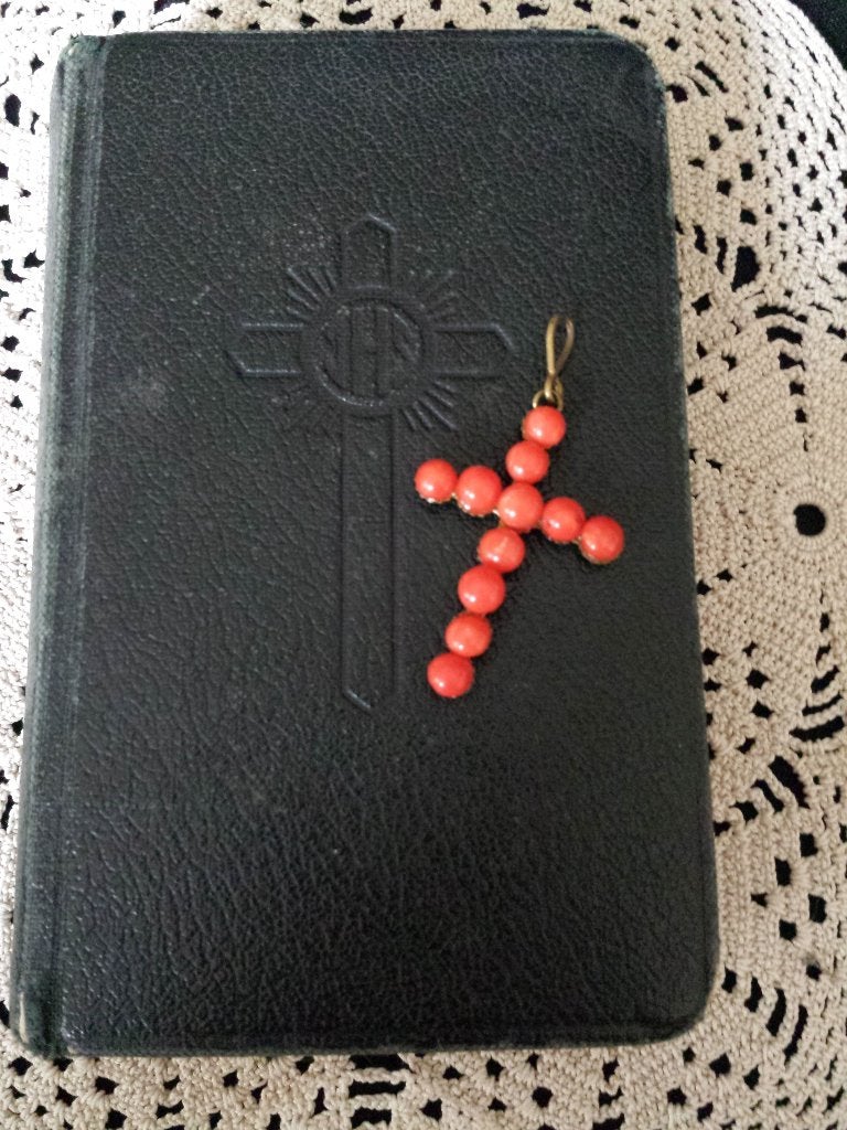 Vintage KRUISHANGER met Rode BLOEDKORAAL, Ophalen of Verzenden