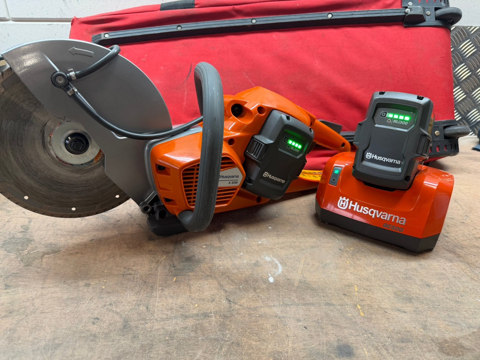 Husqvarna bandenzaag met oplader en 2 accu’s, Ophalen of Verzenden, Zo goed als nieuw, Minder dan 700 watt, Haakse handslijpmachine