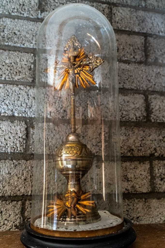 Crucifix / kruisbeeld onder oude glazen stolp, Antiek en Kunst, Ophalen