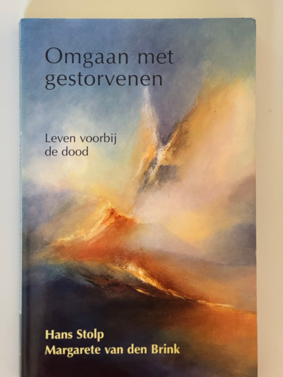 Omgaan met gestorvenen: Leven voorbij de dood - Hans Stolp, Ophalen of Verzenden, Gelezen, Ziel of Sterfelijkheid, Achtergrond en Informatie