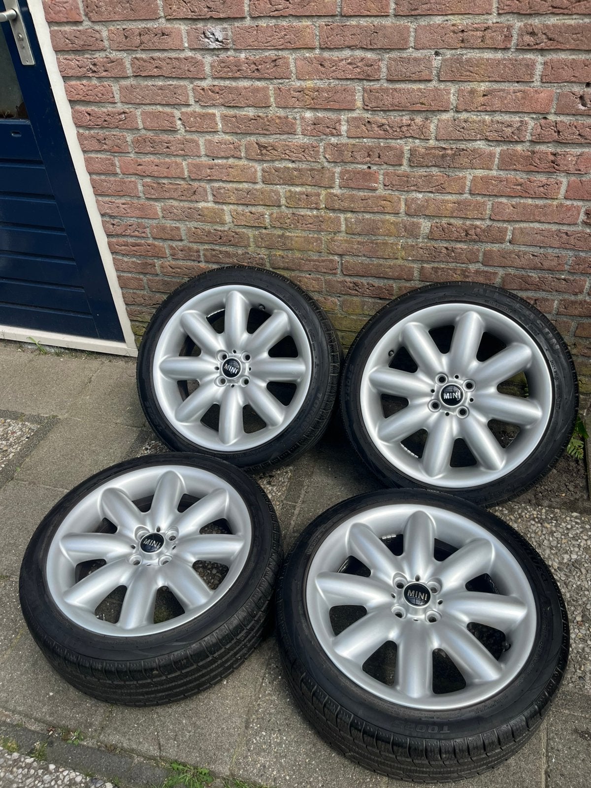 Mini Cooper velgen met Allseason banden 205/45/17 inch 4x100, Ophalen, Banden en Velgen, 17 inch, 205 mm