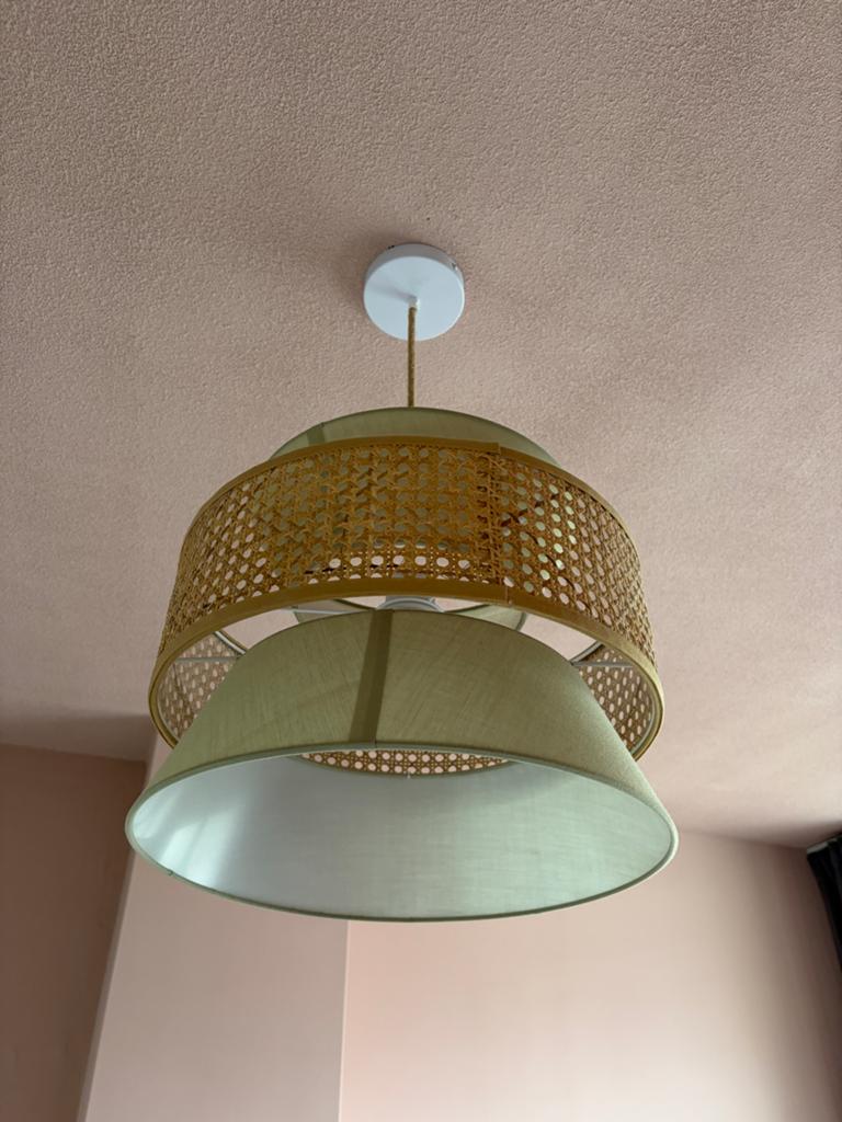 Hanglamp met rotan en stoffen kap, Huis en Inrichting, Lampen | Hanglampen, Gebruikt, 50 tot 75 cm, Hout, Ophalen of Verzenden