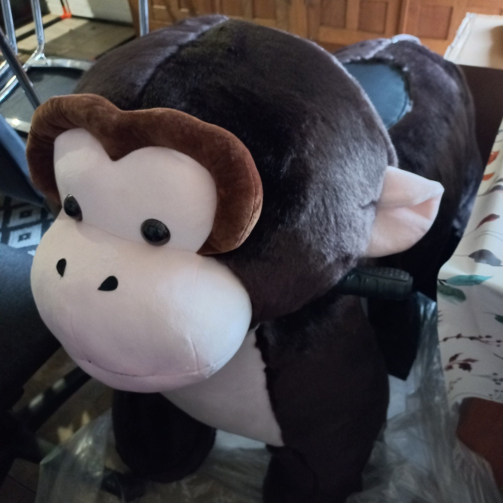 NIEUWE pluche rijdende aap. Draagvermogen tot 150 kg., Nieuw