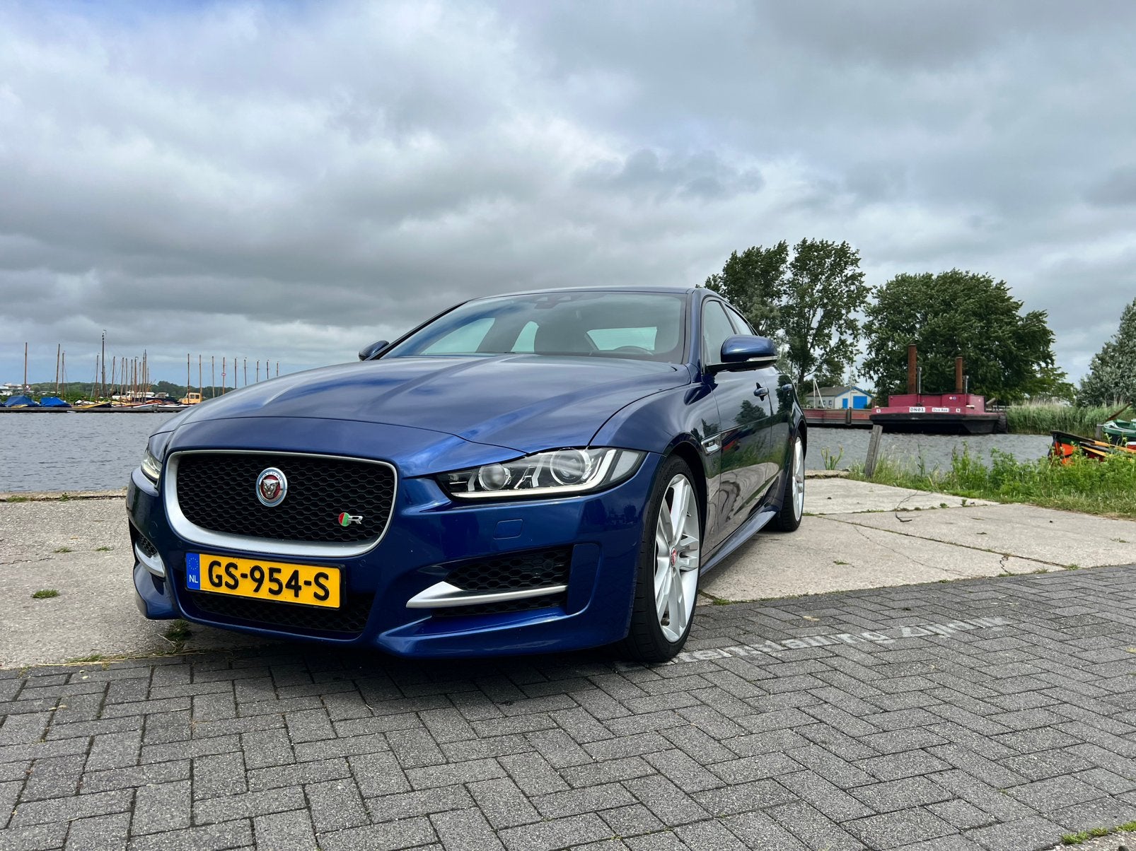 Jaguar XE R-sport 241pk 2.0 AUT 2015 Blauw, Auto's, Jaguar, Achterwielaandrijving, 1800 kg, Euro 6, 4 cilinders