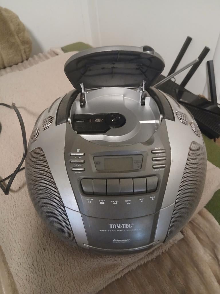 Dit is een Tom-Tec "Digital CD Radio Cassette" boombox, Audio, Tv en Foto, Radio's, Ophalen