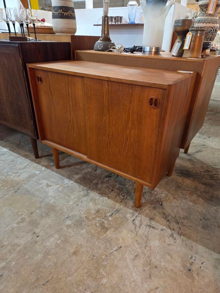 Vintage Mid-Century schuifdeur kastje uit Denemarken teak, X, 25 tot 50 cm, Gebruikt, Met deur(en)
