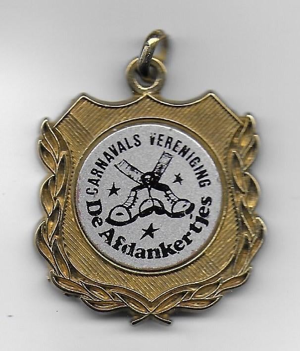 V80 carnavals medaille de afdankertjes 1987/1988, Ophalen of Verzenden, Overige materialen