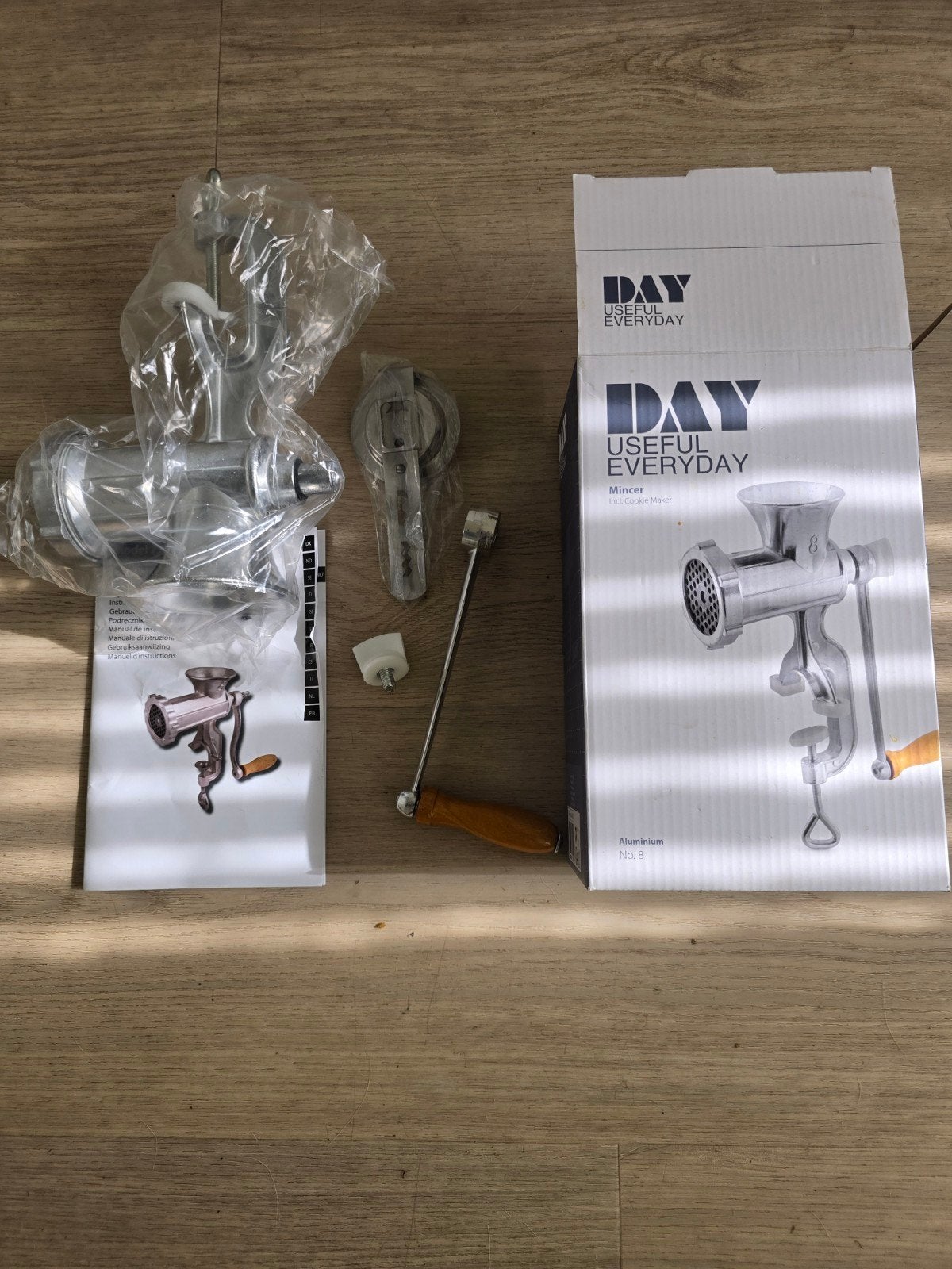 DAY Vleesmolen Maat 8 met Houten Handgreep - Nieuw, Huis en Inrichting, Overige typen, Nieuw, Ophalen of Verzenden, Metaal
