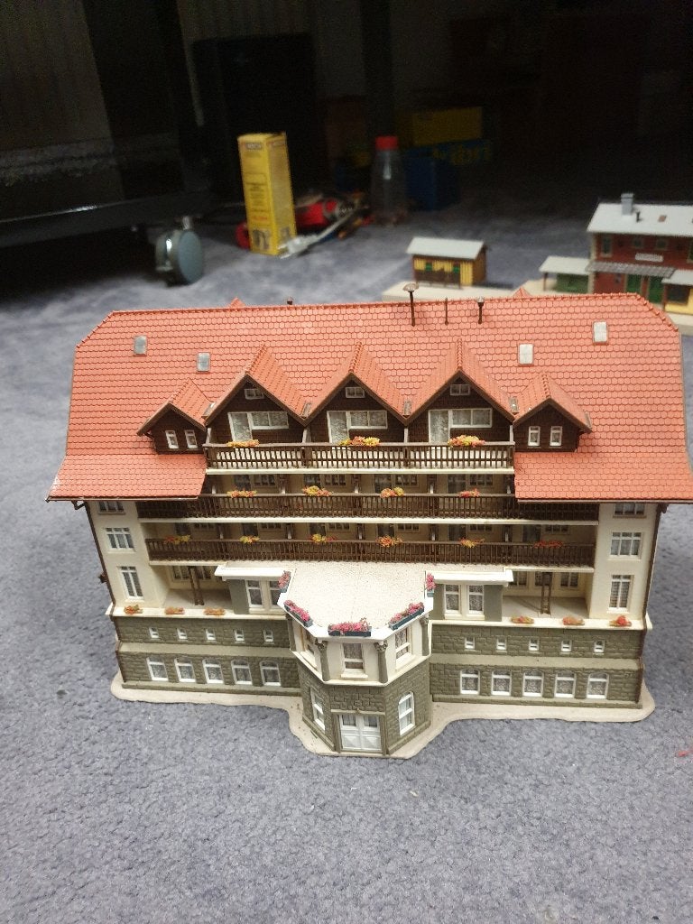 Groot modelspoorbaan gebouw - Hotel/Pension, Overige merken, Gelijkstroom of Wisselstroom, Brug, Tunnel of Gebouw, Ophalen of Verzenden