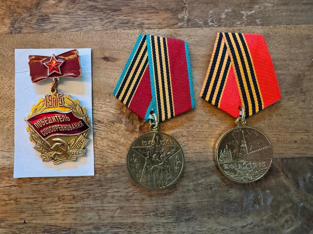 3 Russische onderscheidingen - Medailles en speld, Ophalen of Verzenden, Overige soorten, Overige gebieden, Lintje, Medaille of Wings