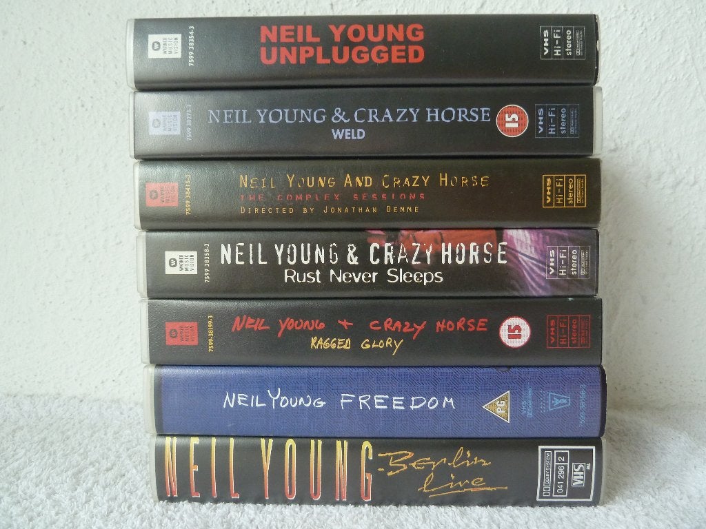Neil Young 7 stuks op VHS, Audio, Tv en Foto, Videospelers, Ophalen of Verzenden