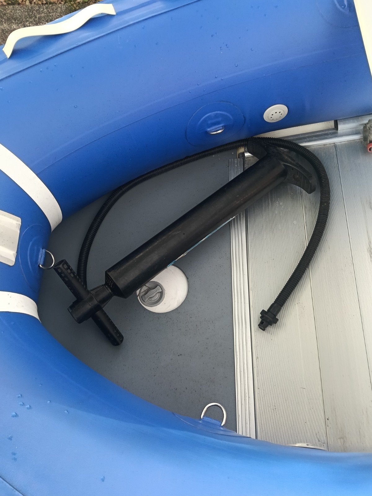 Foto 9 van rubberboot met buitenboordmotor/motor en trailer