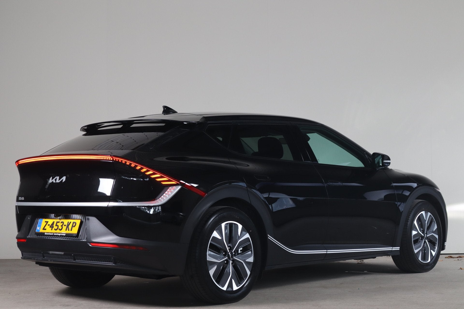 Kia Ev6 Light Edition 58 kWh - NL Auto! Stoel+stuurverw I Ad, Auto's, Gebruikt, 750 kg, Leder en Stof, Zwart