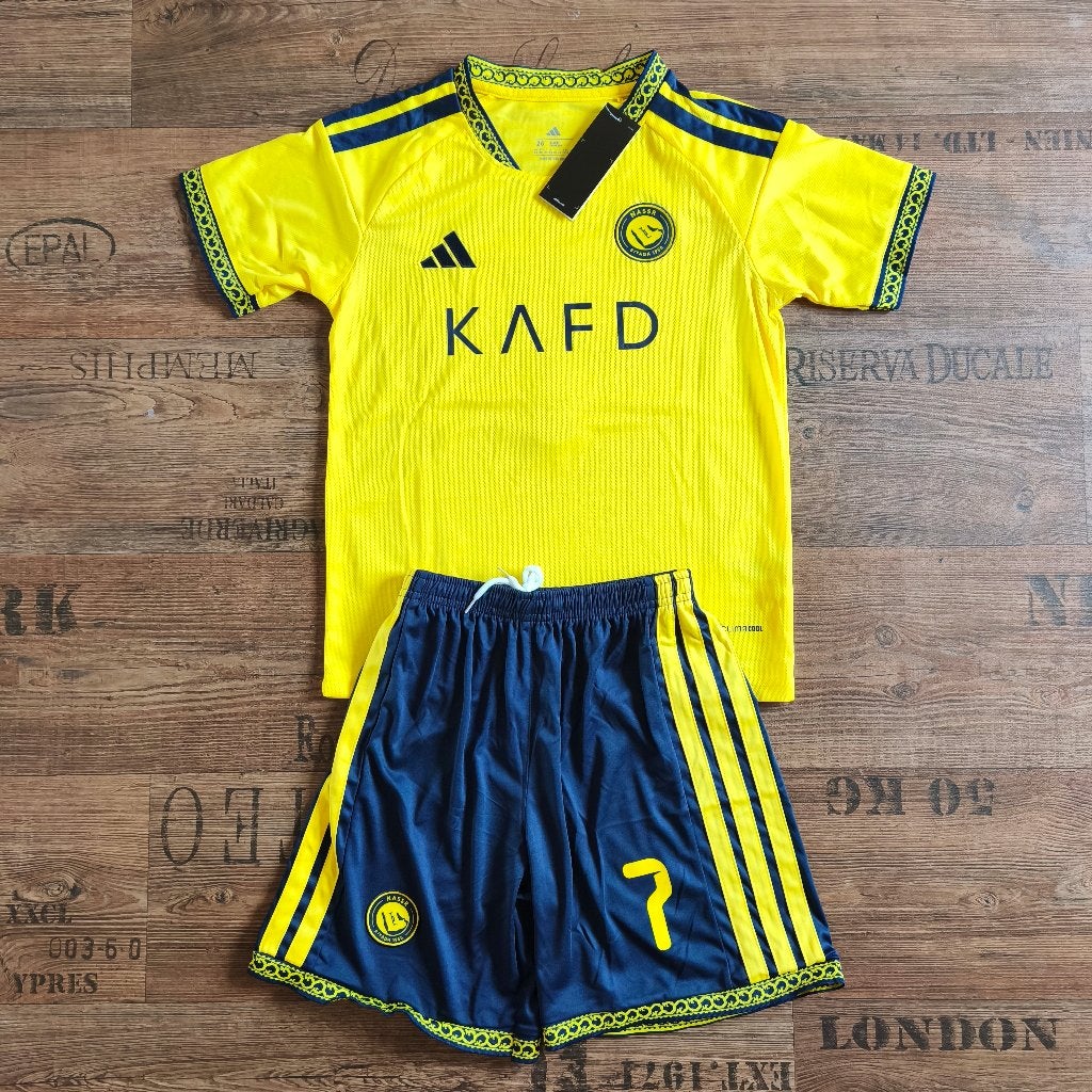 Al-Nassr Thuis Tenue (Ronaldo) Shirt + Broekje 26/27, Maat XS of kleiner, Ophalen of Verzenden, Zo goed als nieuw, Set