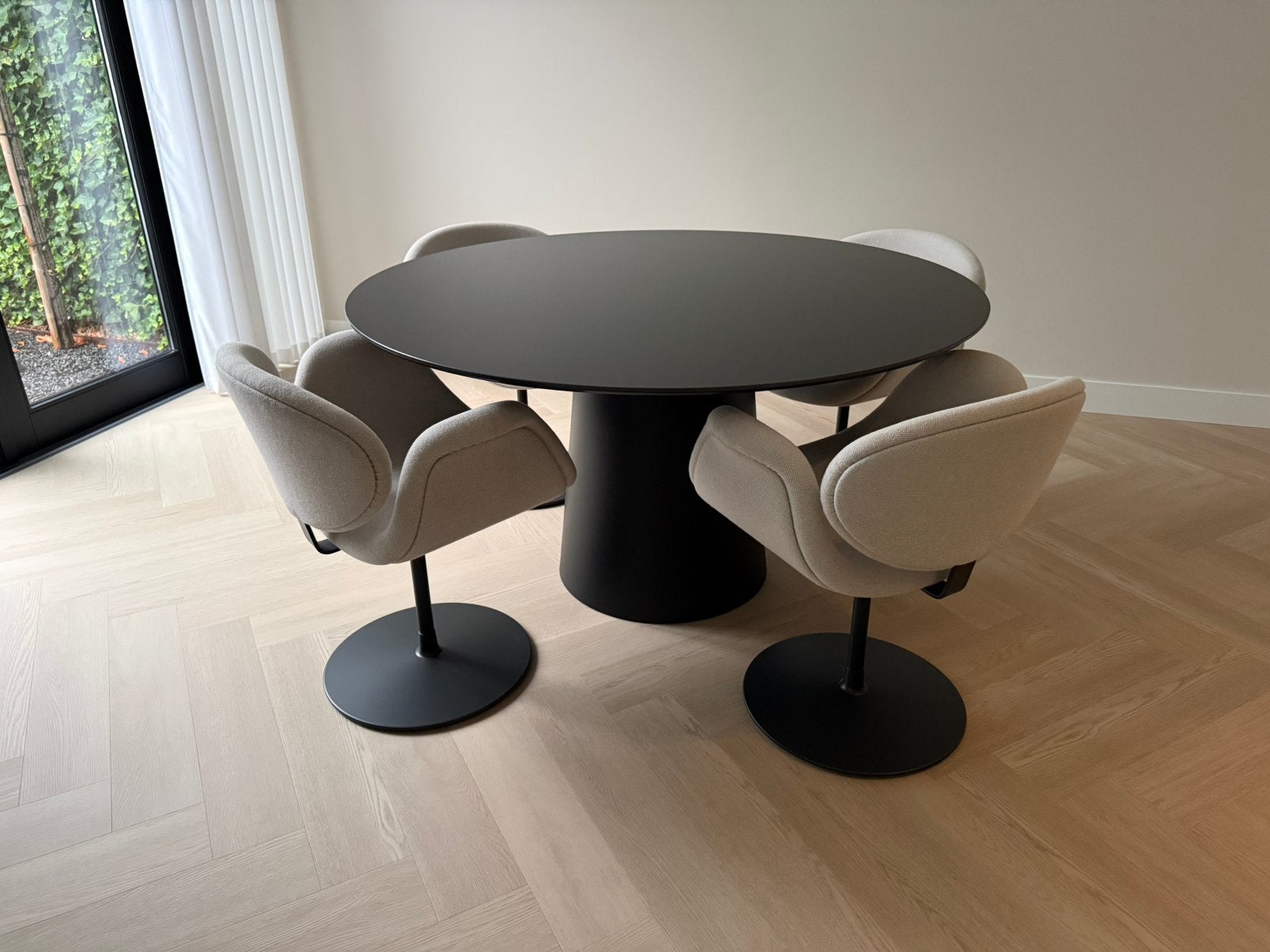 2 Artifort Little Tulip eetkamerstoelen beige nieuwstaat, Ophalen, Zo goed als nieuw, Overige kleuren, Stof