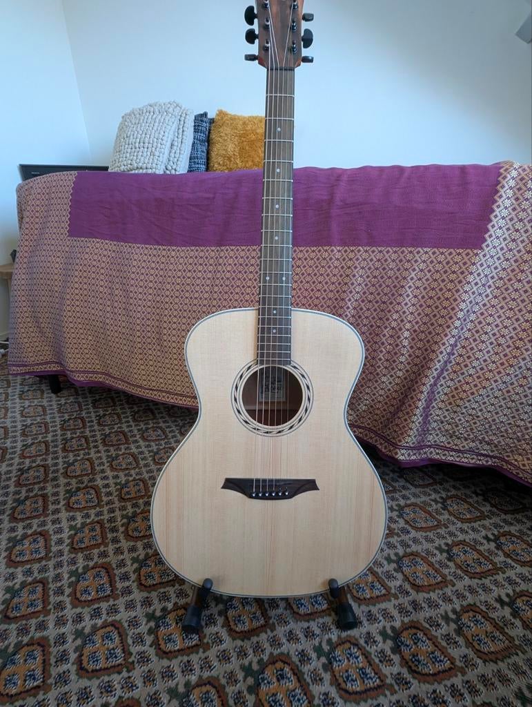 Bromo akoestische gitaar met o.a. gigbag, Capo, Stemapparaat, Muziek en Instrumenten, Ophalen, Zo goed als nieuw, Western- of Steelstringgitaar