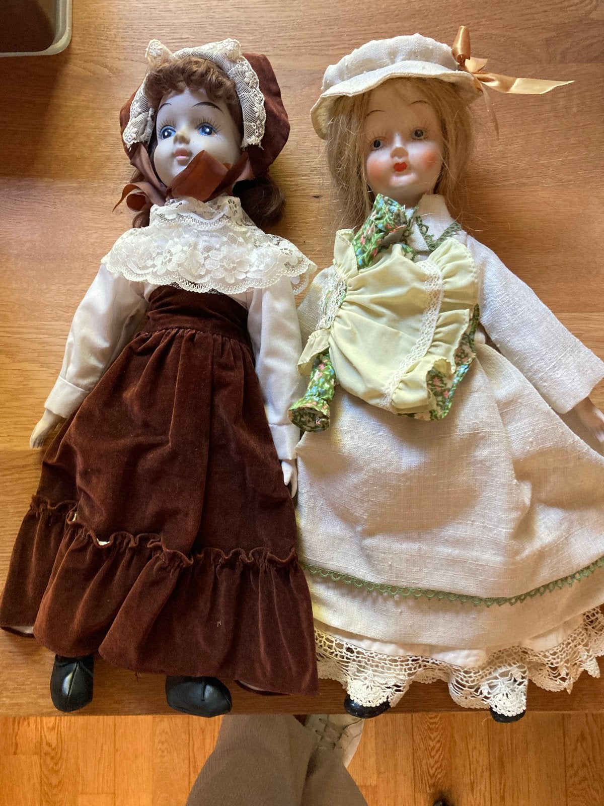 Twee Vintage Porseleinen Poppen in Traditionele Kleding, Verzamelen, Ophalen of Verzenden, Zo goed als nieuw, Pop