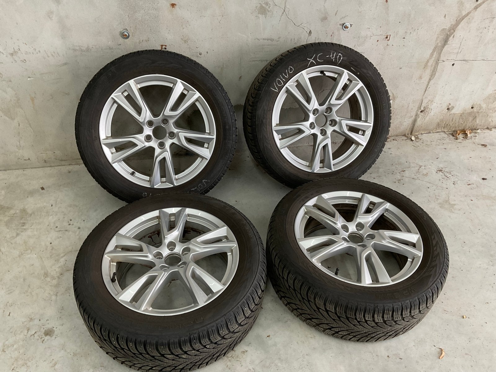 Originele lichtmetalen velgen met winterbanden Volvo XC40, 18 inch, Gebruikt, Banden en Velgen, 235 mm