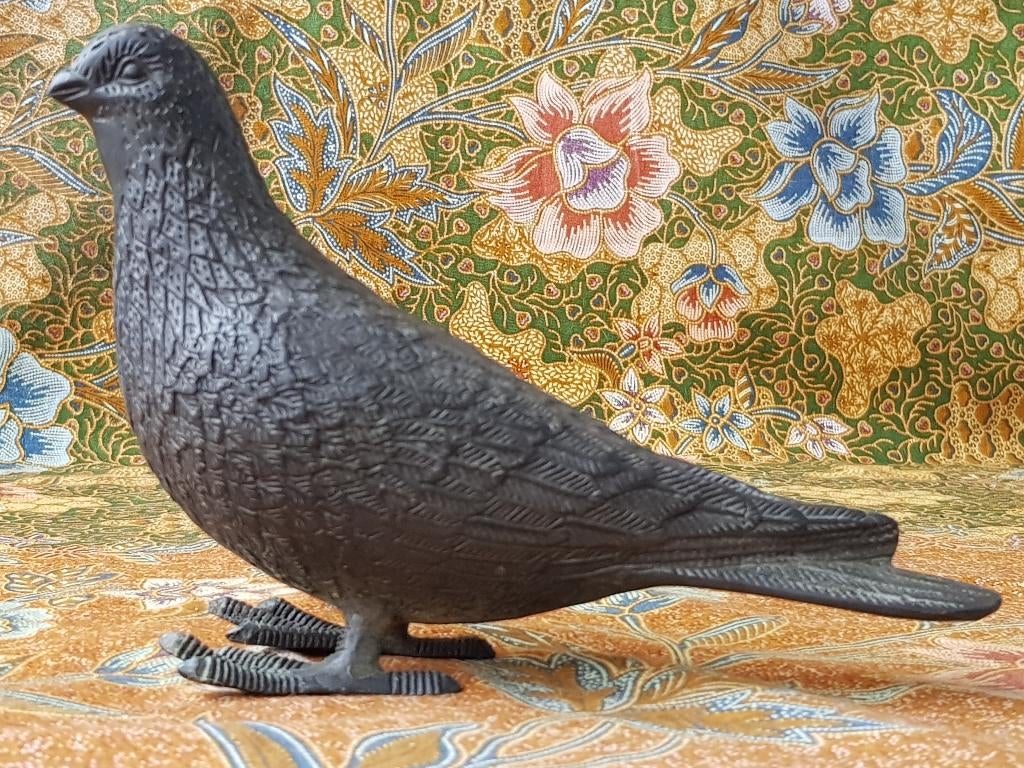 Mooi antiek Oosters brons beeldje van een duif 18,6 cm.