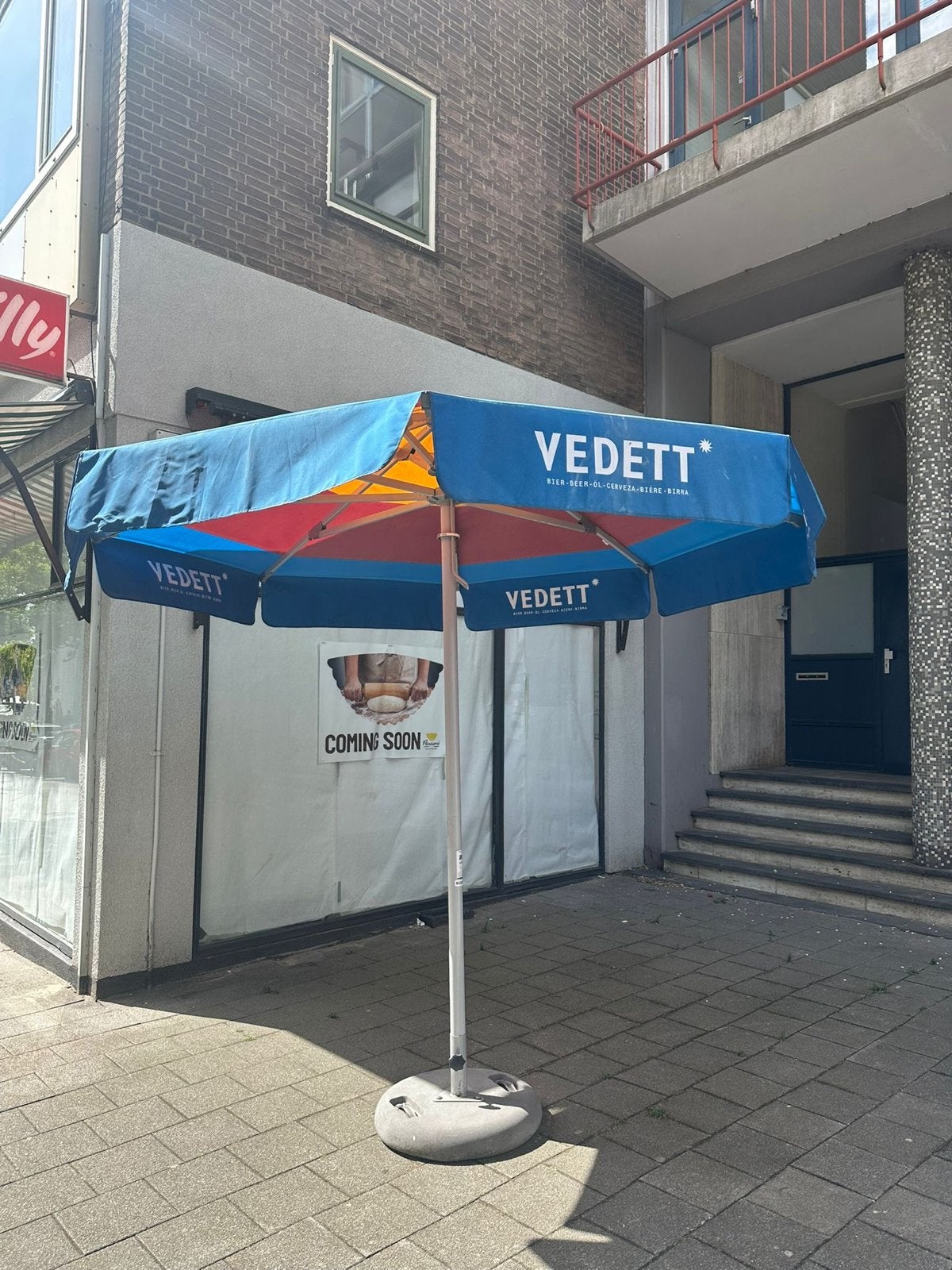Vedett Horeca Parasol met Voet - Blauw/Rood/Oranje, Tuin en Terras, Parasols, Ophalen, Zo goed als nieuw, Meer dan 4 meter, Stokparasol