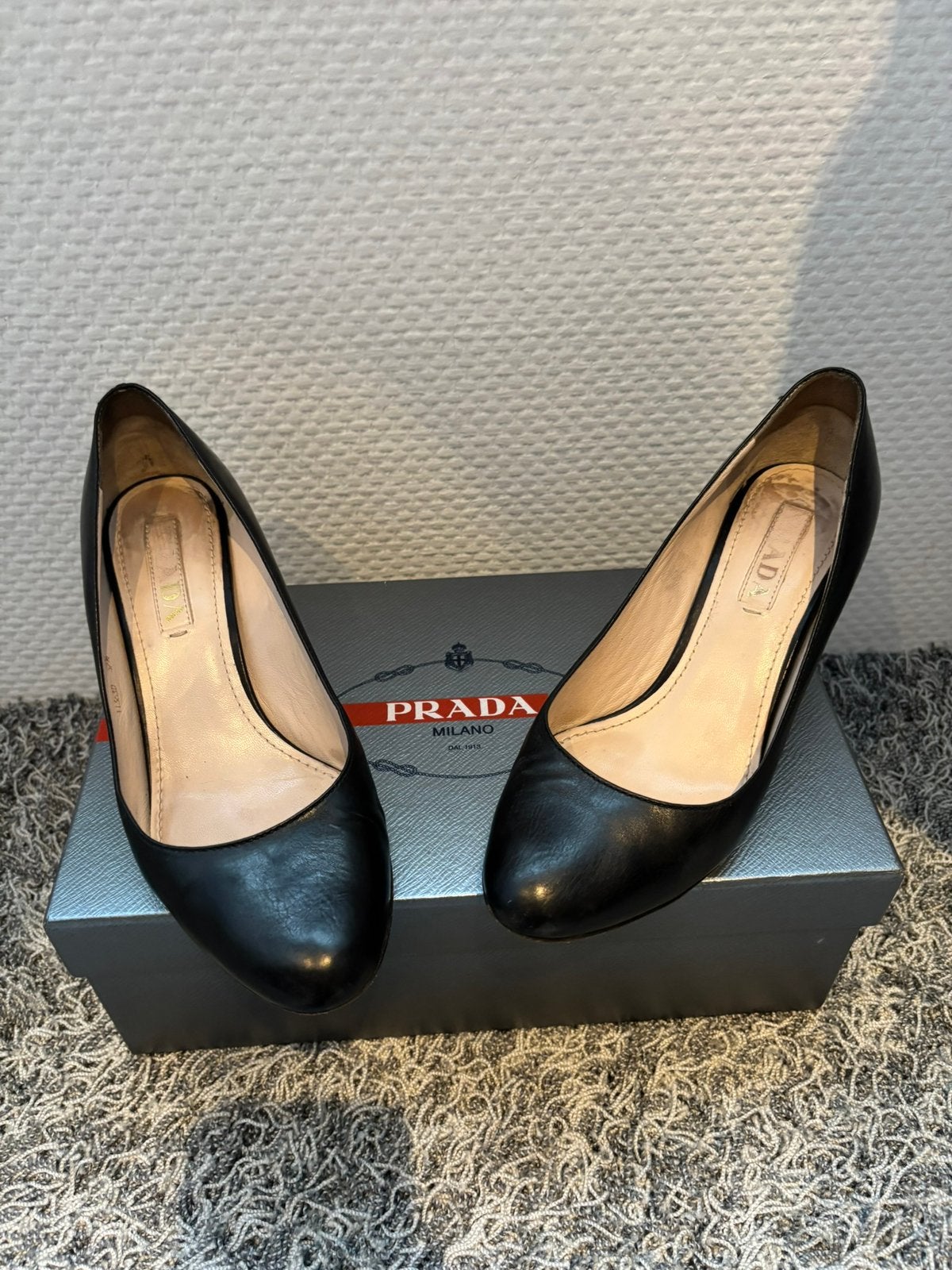 Prada pumps met klein hakje 37.5, Kleding | Dames, Schoenen, ., Zwart, Ophalen of Verzenden, Zo goed als nieuw