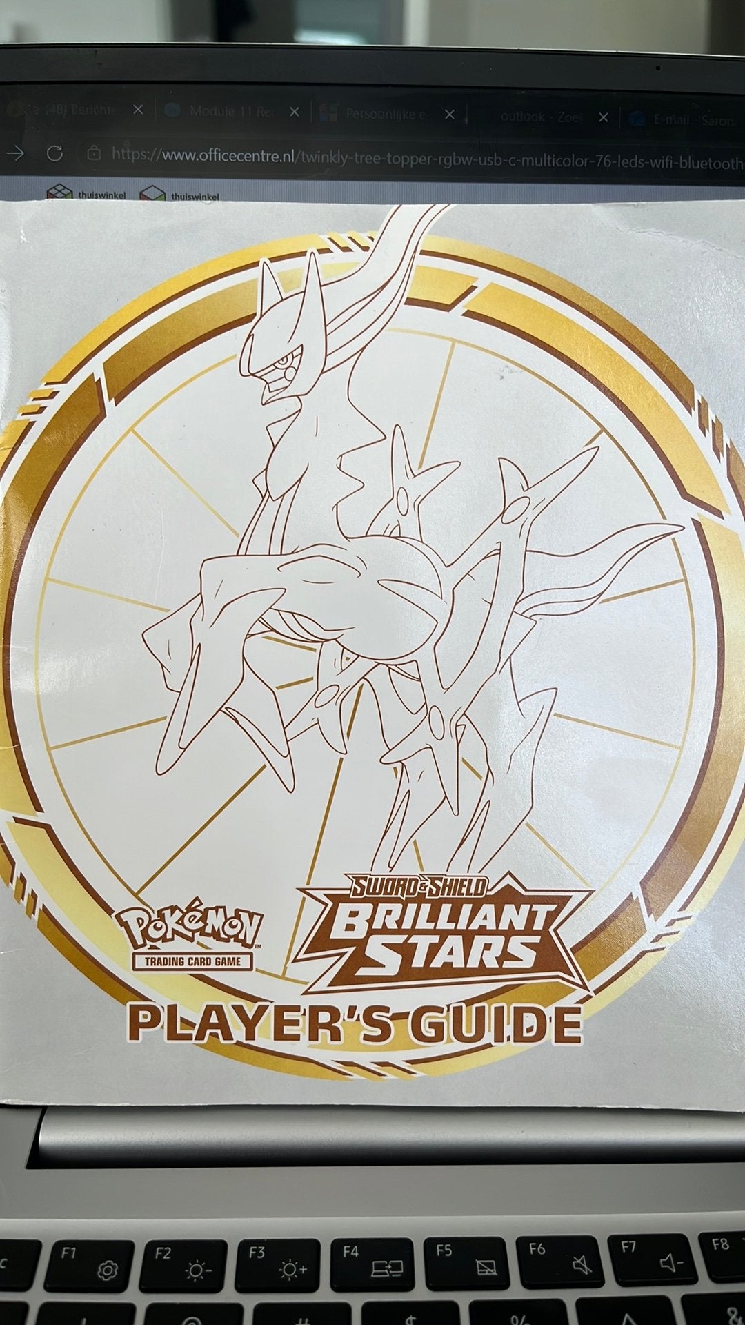 Pokémon Sword & Shield Brilliant Stars Player's Guide, Ophalen of Verzenden, Zo goed als nieuw, Boek of Catalogus
