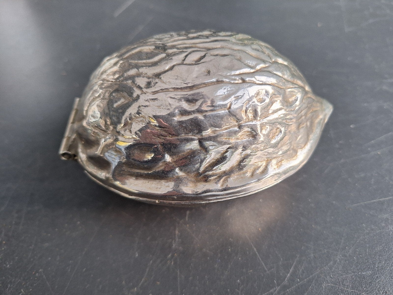 Vintage metalen notenkraker in de vorm van een walnoot, Ophalen of Verzenden, Zo goed als nieuw, Metaal