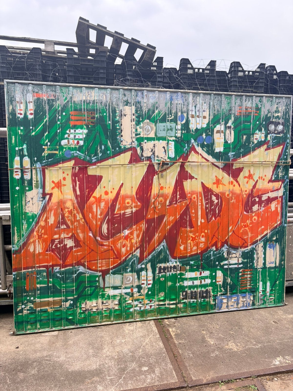 TEAB - Garagedeur met Graffiti Kunstwerk: Printplaat & AC/DC, Ophalen