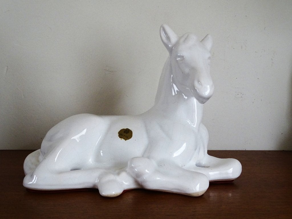 Vintage plateel Beeld Liggend Paard Delfts Wit keramiek, Ophalen of Verzenden, Gebruikt, Dier
