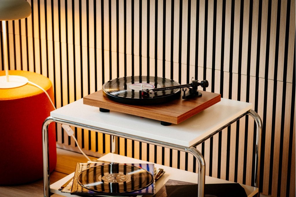 Pro-Ject Debut E Carbon 2M Red Platenspeler- Walnoot, Niet ingevuld, Niet ingevuld, Nieuw, Ophalen of Verzenden