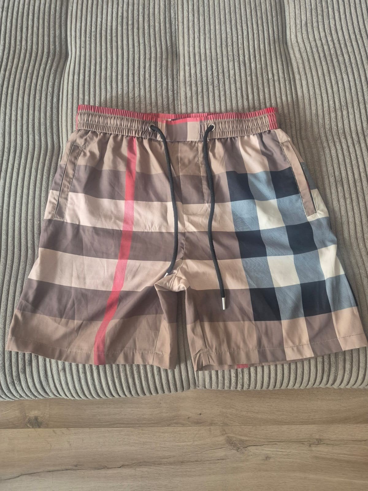 Burberry shorts, Verzenden