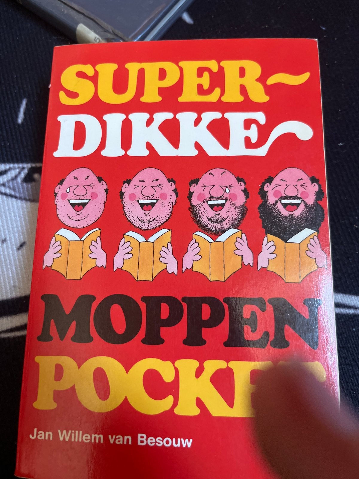 Super Dikke Moppen Pocket - Jan Willem van Besouw, Boeken, Humor, Ophalen of Verzenden, Gelezen, Moppen
