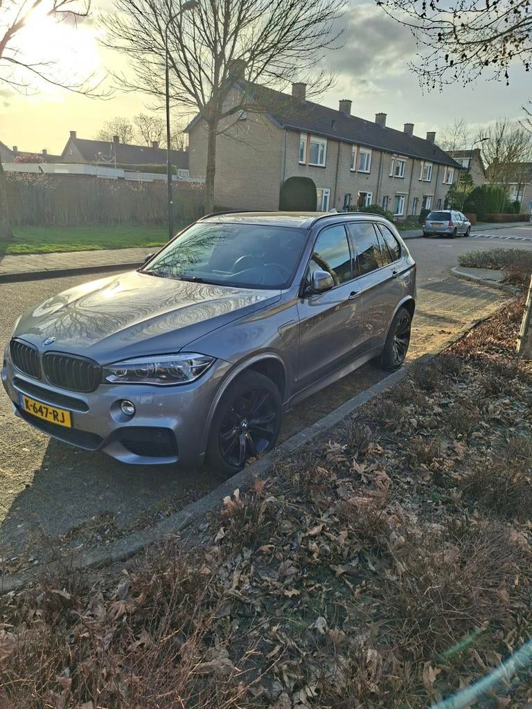 BMW X5 Xdrive40e Iperformance 313pk Auto BTW aftrekbaar, Auto's, USB, 4 cilinders, Bruin, Vierwielaandrijving