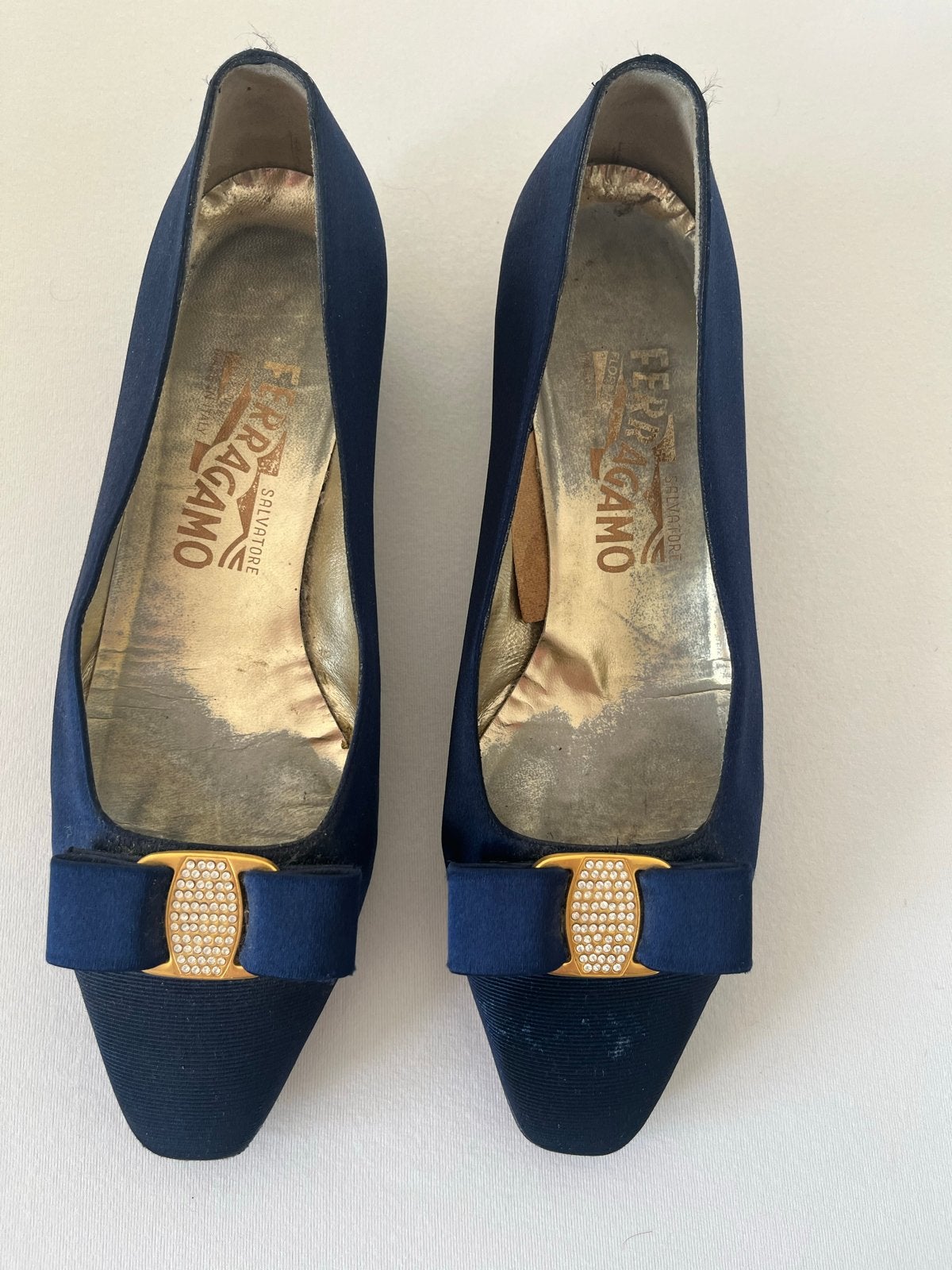 Salvatore Ferragamo Vara Pumps - Donkerblauw - Maat 37.5, Ophalen of Verzenden, Gedragen, Blauw, Pumps