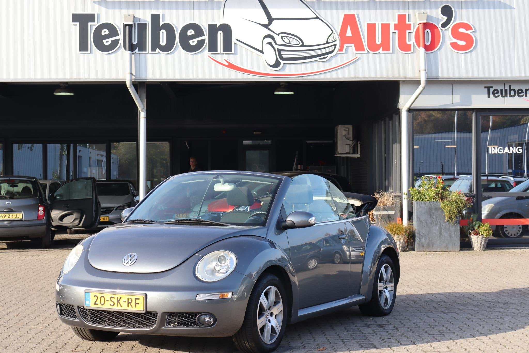 Volkswagen New Beetle Cabriolet 1.6 Highline Airco, Trekhaak, Stof, 4 cilinders, Cabriolet, 4 stoelen