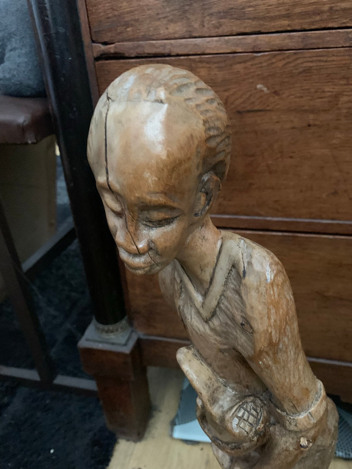 Vintage Afrikaans houten beeld - Jongen met zak, Antiek en Kunst, Kunst | Niet-Westerse kunst, Hout, Bruin, Afrika, Ophalen of Verzenden