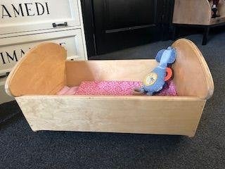 Houten poppenwieg met beddengoed en pop, Kinderen en Baby's, Speelgoed | Poppen, Ophalen, Zo goed als nieuw, Babypop