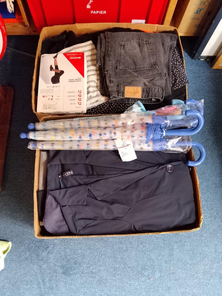 3 bananen dozen vol nette 2e hands kleding, Ophalen, Gebruikt