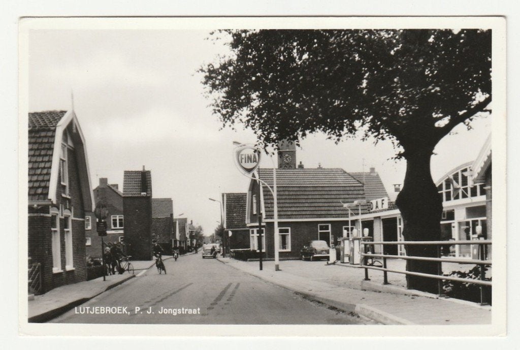 Lutjebroek - PJ Jongstraat, met DAF-garage en FINA-pomp, Ophalen of Verzenden, 1960 tot 1980, Ongelopen, Noord-Holland