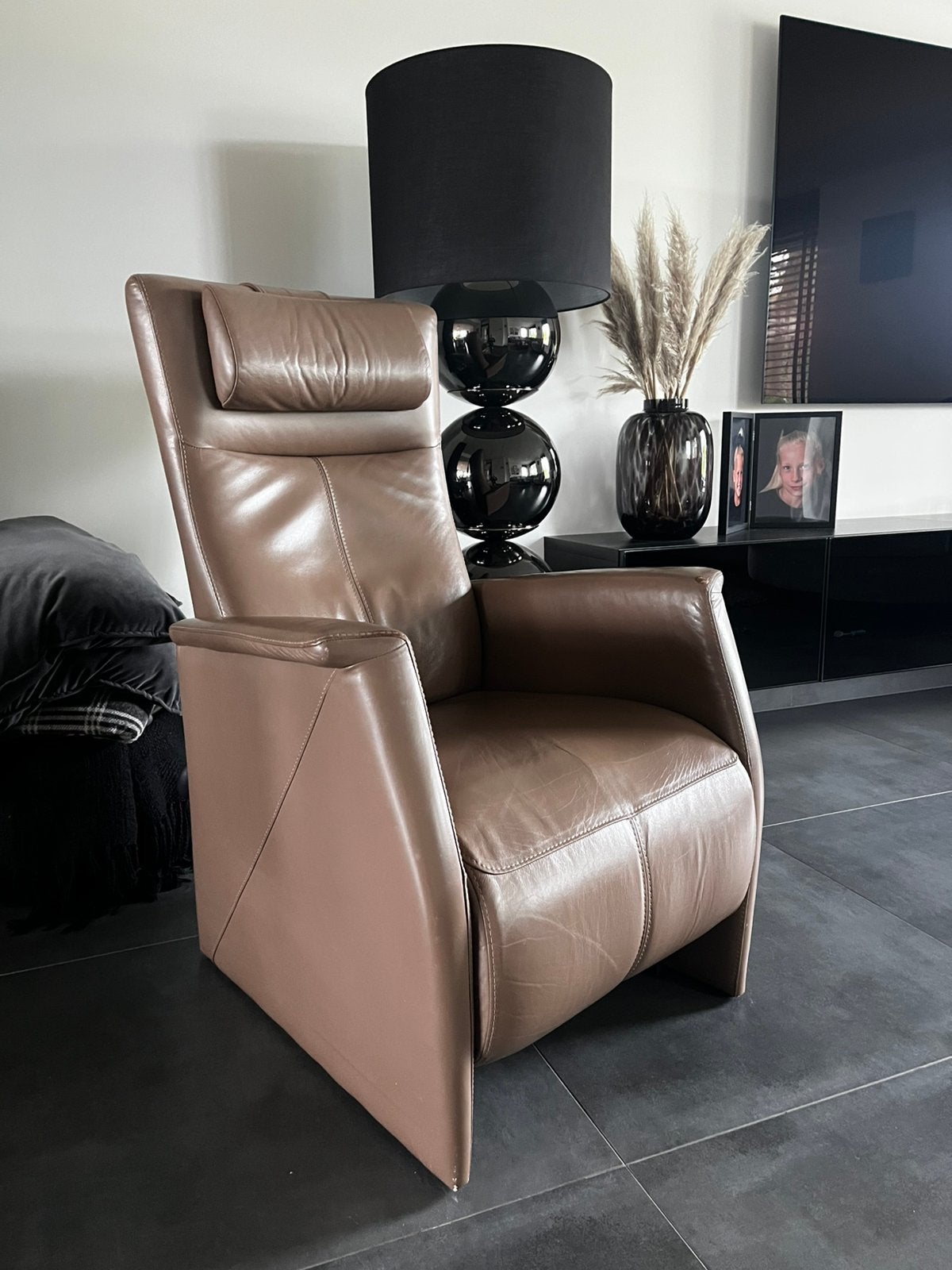 Nette leren PROMINENT sta op / relax fauteuil in bruin leder, Huis en Inrichting, Fauteuils, Ophalen, Gebruikt, 50 tot 75 cm, Leer