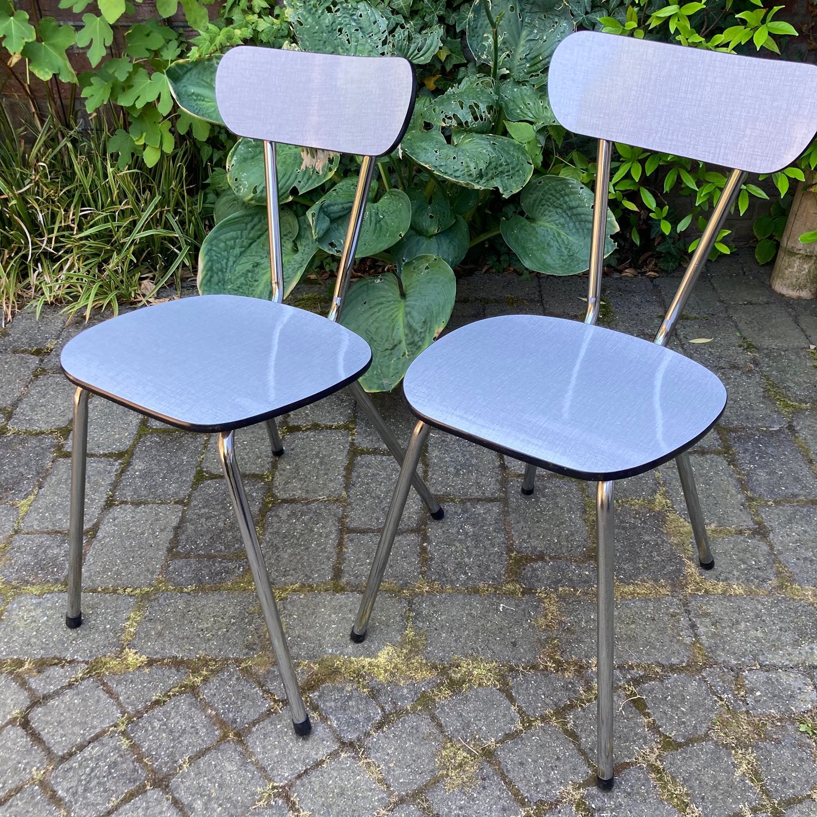 Set van 2*2 witte Formica stoelen, Ophalen, Zo goed als nieuw, Wit, Twee