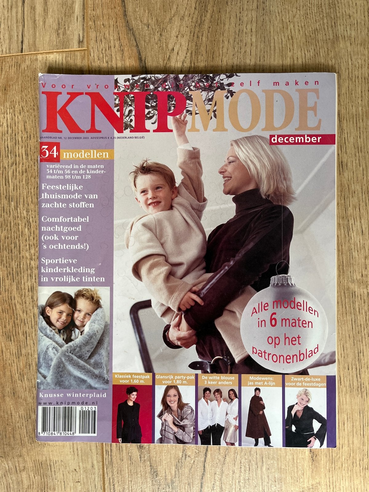 Knipmode December 2003 - Feestelijke huismode, Hobby en Vrije tijd, Vrouw, Ophalen of Verzenden, Knipmode, Overige typen