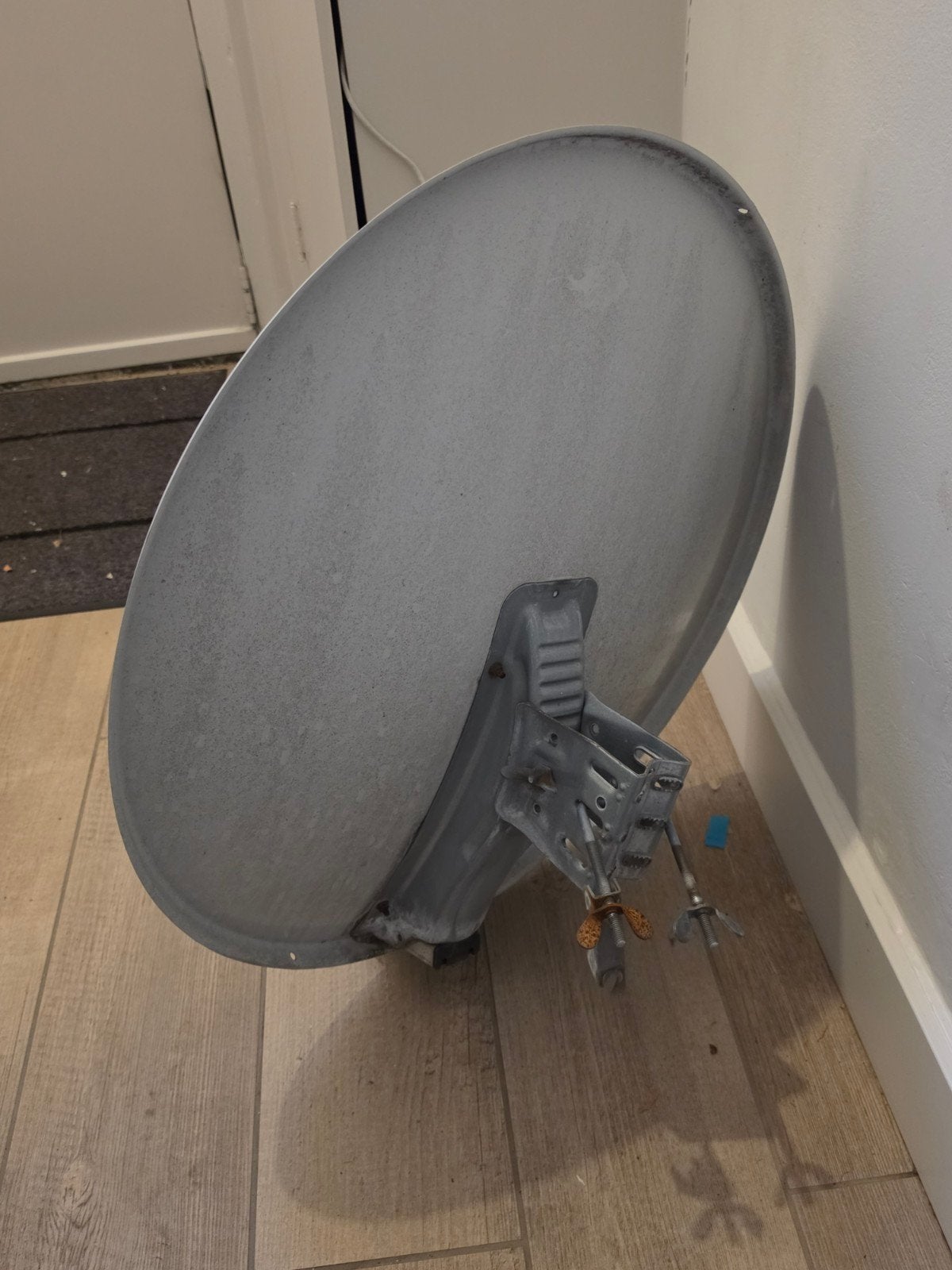 Satellietschotel met muurbeugel en LNB, Ophalen, Gebruikt, Overige merken