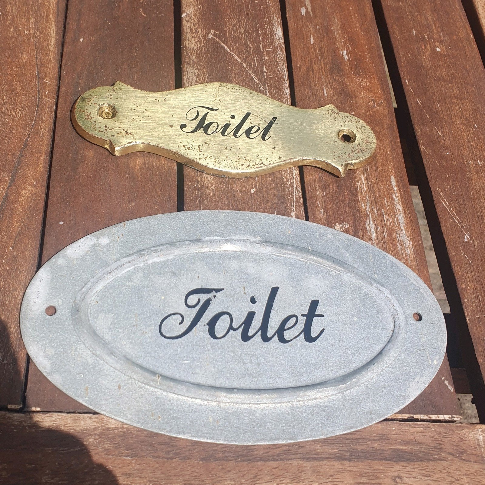 2x bordje "toilet" brons/koper en metaal, Ophalen of Verzenden, Gebruikt